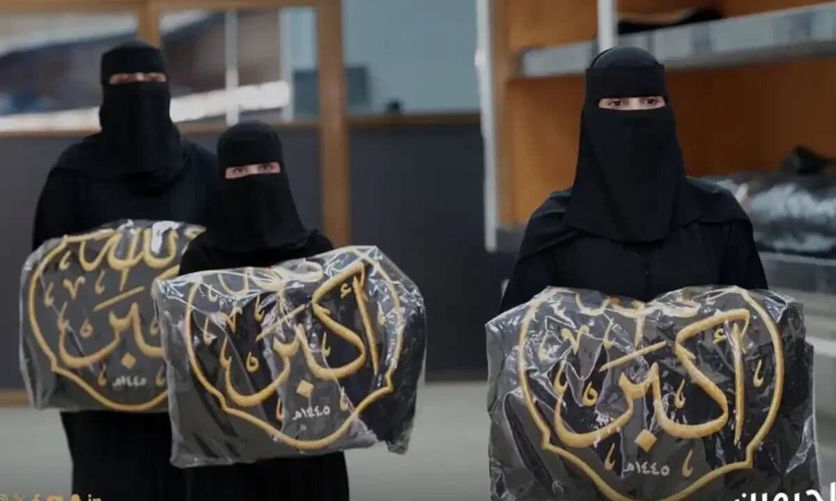 First time in history, saudi women joins kaaba kiswa replacement ceremony