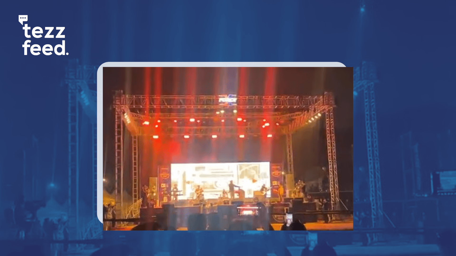 The audience responds 'golami, golami' to the slogan 'golami na shongskar? in the concert at DUCSU